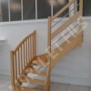 1 - Escalier hêtre sans contremarche. Rampe cintrée barreaux bois. Rampe 2 tubes et planche intermédiaire.